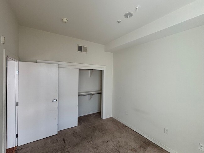 Building Photo - 1 Bedroom 1 Bathroom condo in the Downtown...