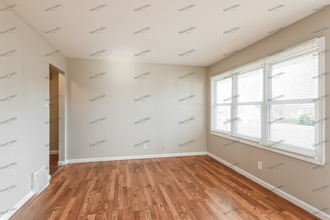 Building Photo - 335 De Smet Dr