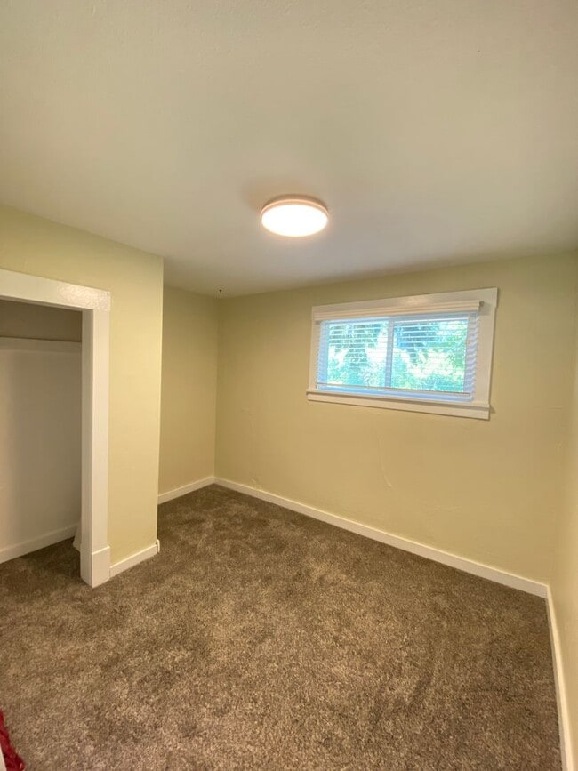 Building Photo - $1,600 - 2 Bed / 1 Bath Spacious House in Latah Valley Neighborhood