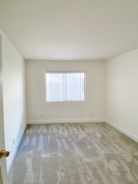 Building Photo - 7045 Woodley Ave