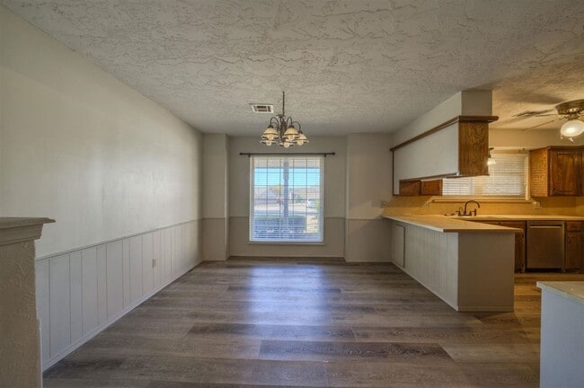 Building Photo - 308 SE Camelot Dr