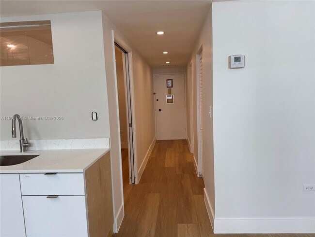 Building Photo - 825 Brickell Bay Dr