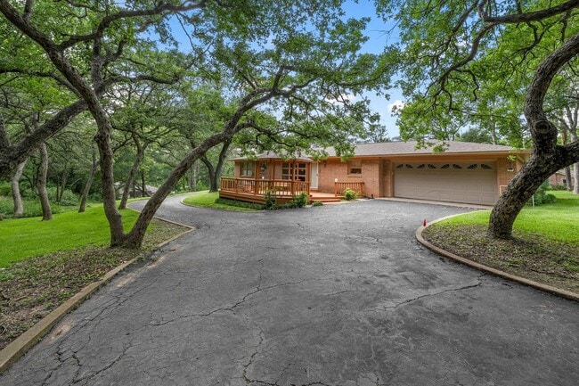 Building Photo - Private Woodway Retreat