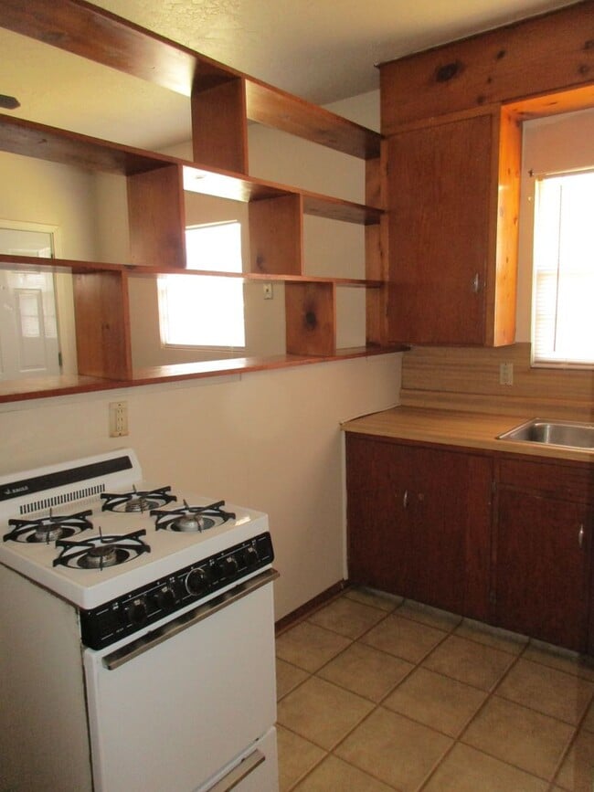 Building Photo - 1 bedroom duplex Across St.from SWOSU