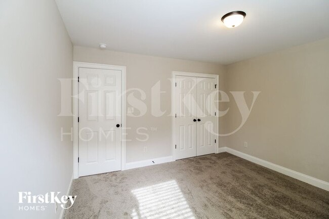 Building Photo - 113 Village Pl