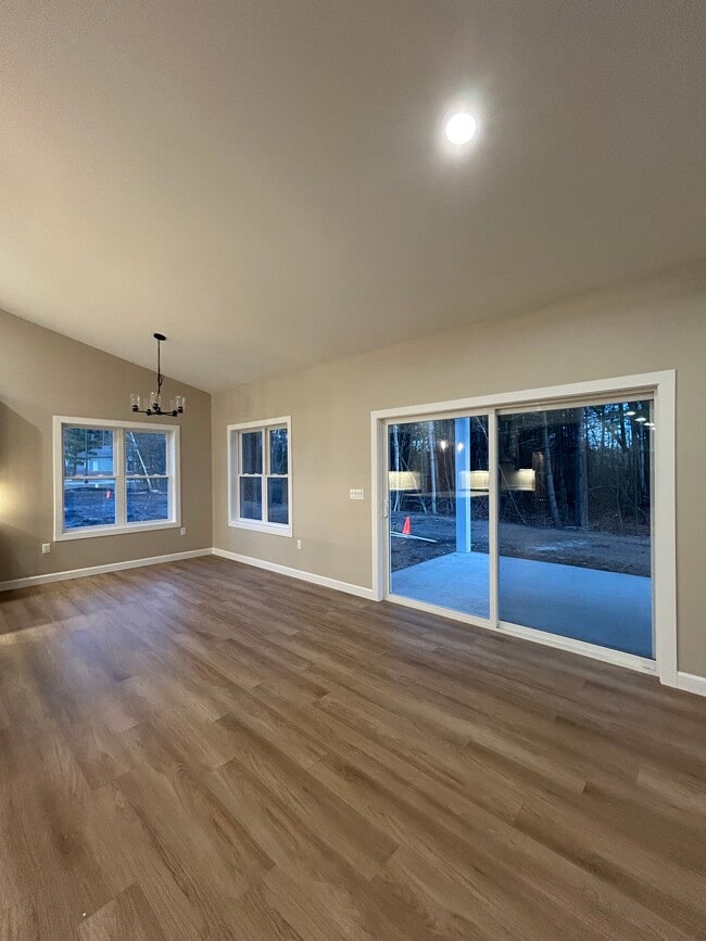 Building Photo - 1112 Reserve St N