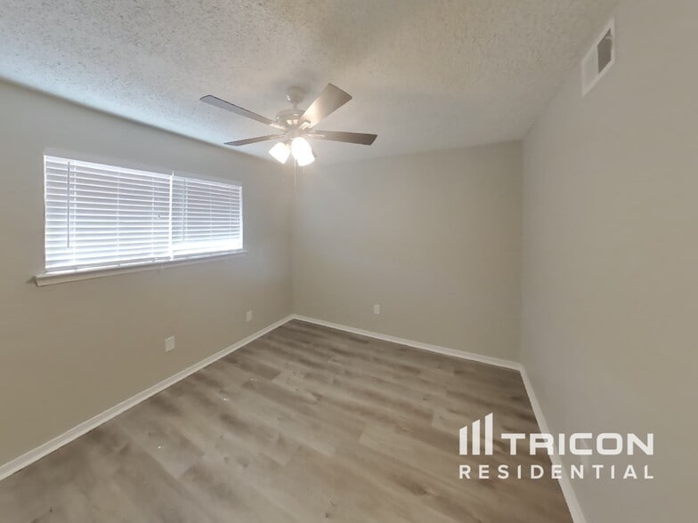 Building Photo - 1210 Green Hill Dr