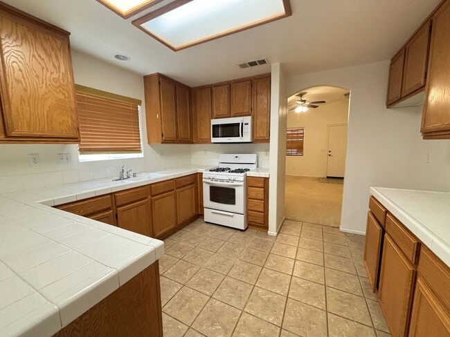 Building Photo - Single Story West Rosamond Home