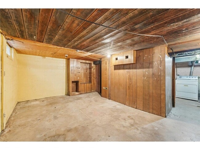 Building Photo - 661 Surrey Ave E