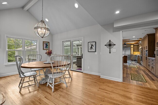 Building Photo - Charming Furnished Estate with Full-Servic...