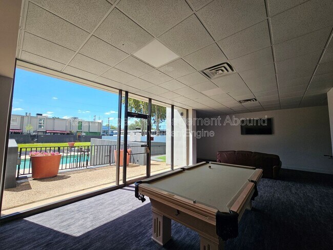 Building Photo - 410 W 7th St