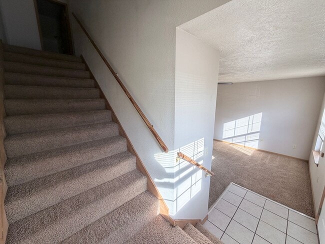 Building Photo - Spacious 3 Bedroom 2 Bath Townhome