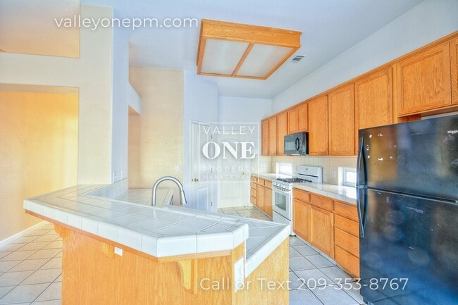 Building Photo - Charming 4 bedroom, 2 bath single story ho...