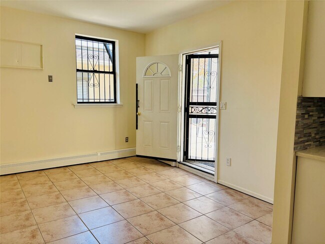 Primary Photo - 3116 E Tremont Ave