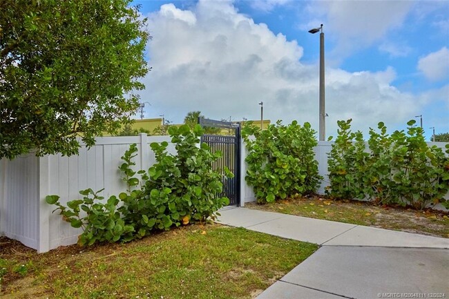 Building Photo - 2731 NE Breezeway Cir