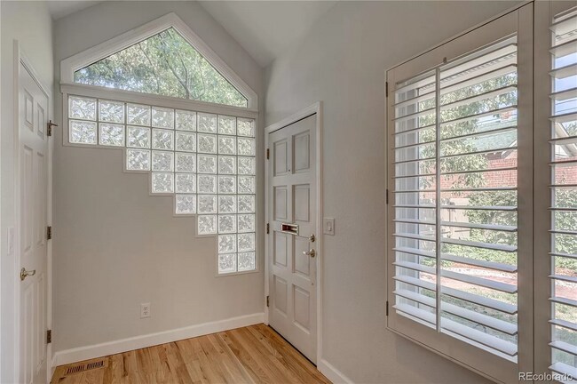 Building Photo - 552 Steele St