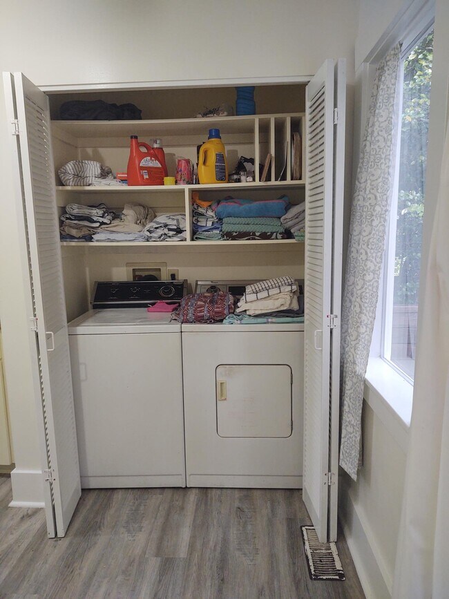 Building Photo - 9727 Lake Shore Blvd NE