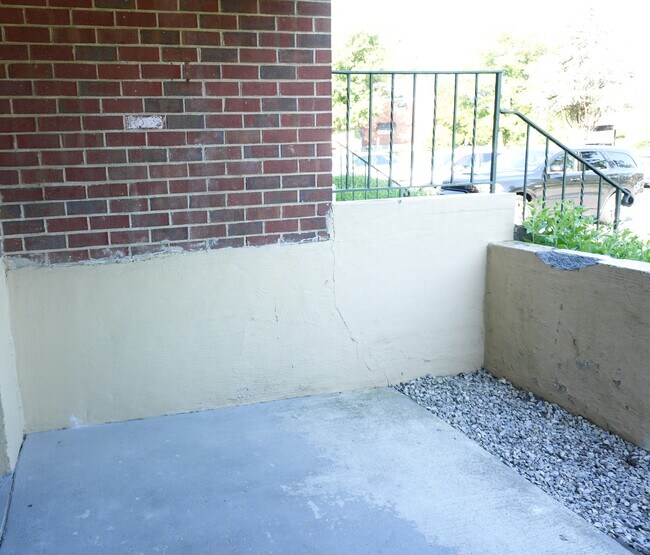 Front Porch - 1663 N Forest Park Ave