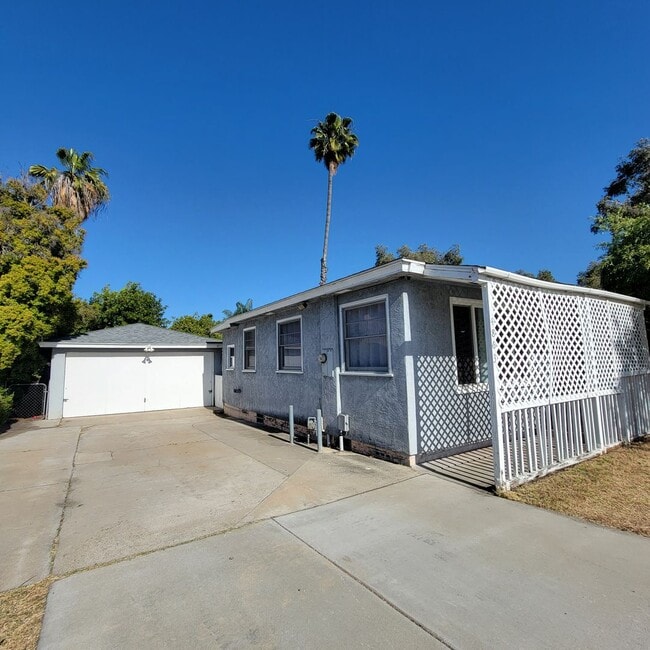 Building Photo - Adorable 2 bed 1.5 bath house with HUGE yard!!
