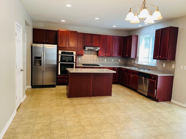 Building Photo - Prime location, lots of extra sqft, fenced...