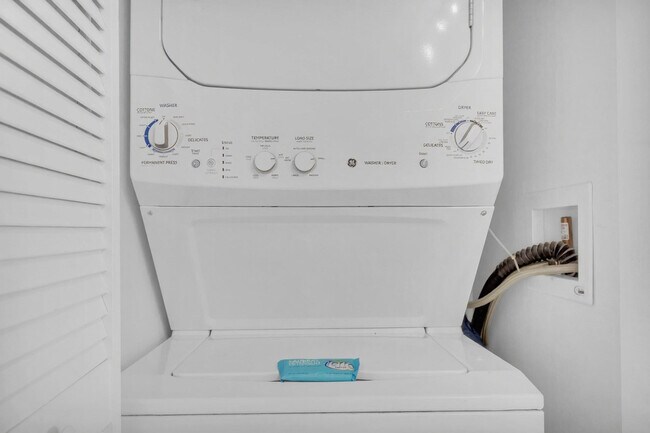 Building Photo - 2602 E Hallandale Beach Blvd