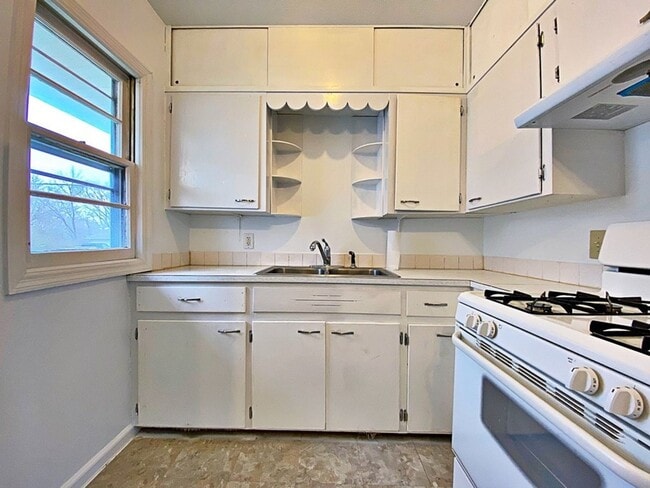 Building Photo - Great 2 bedroom ranch $795