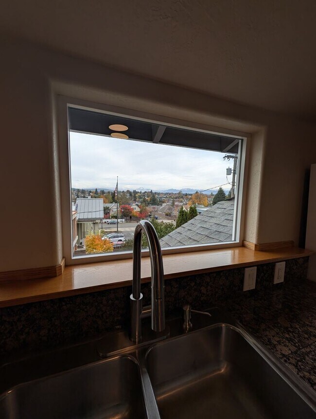 Building Photo - Easy Commute with Stunning Views!