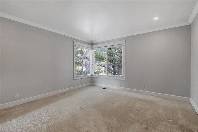 Building Photo - Great Location! Great Schools! Month to Month Only!