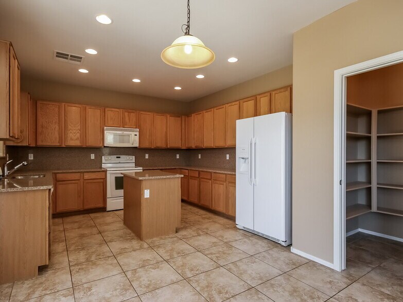 Building Photo - 7120 S 70th Dr