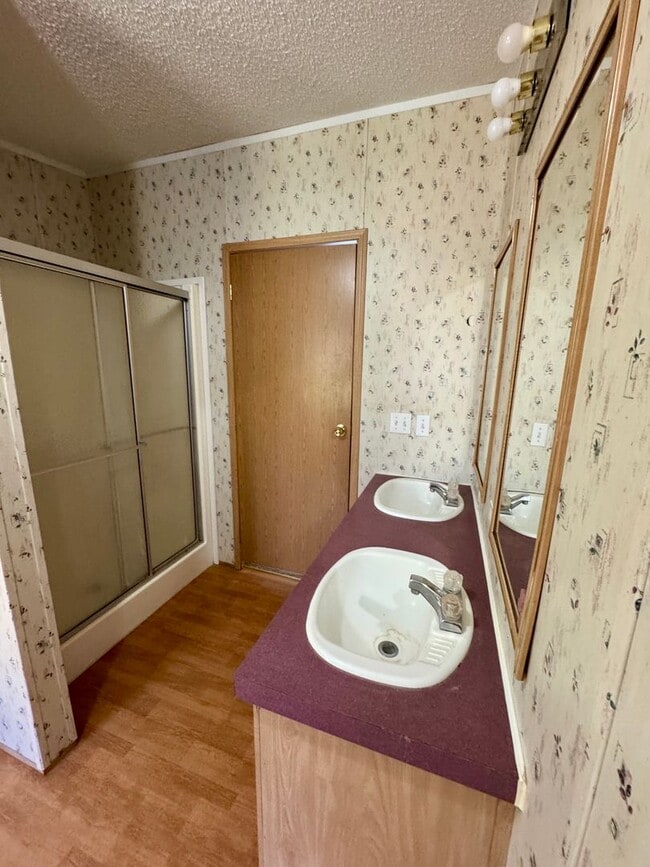 Building Photo - AVAILABLE TO SHOW!