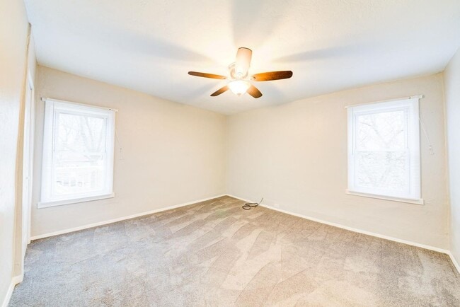 Building Photo - Amazing 3 bedroom home in South side available May 1!