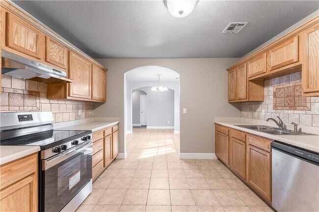 Building Photo - 521 Redbud St