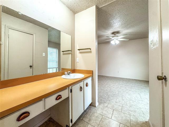 Building Photo - 1112 Autumn Oak Dr