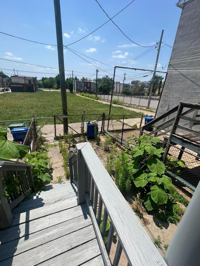 Building Photo - Four Bedroom One Bathroom Unit Recently Re...
