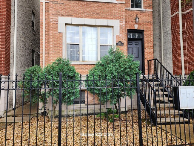 Building Photo - 3343 W Warren Blvd