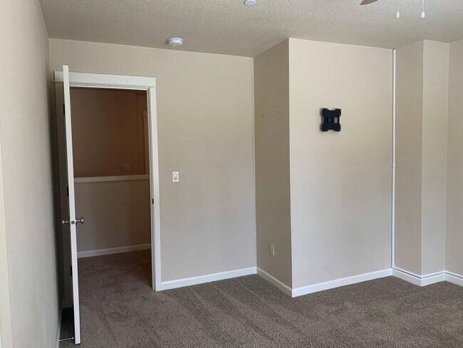 Building Photo - Beautiful Craftsman Style Home! 2 Car Garage! Gas Fireplace and Granite Counter Tops! Attached Ga...