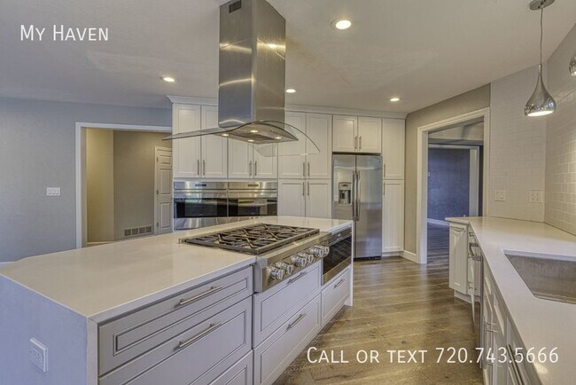 Building Photo - Stunning Heritage West home with all the b...