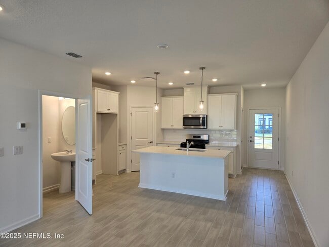 Building Photo - 203 Brandon Lks Dr