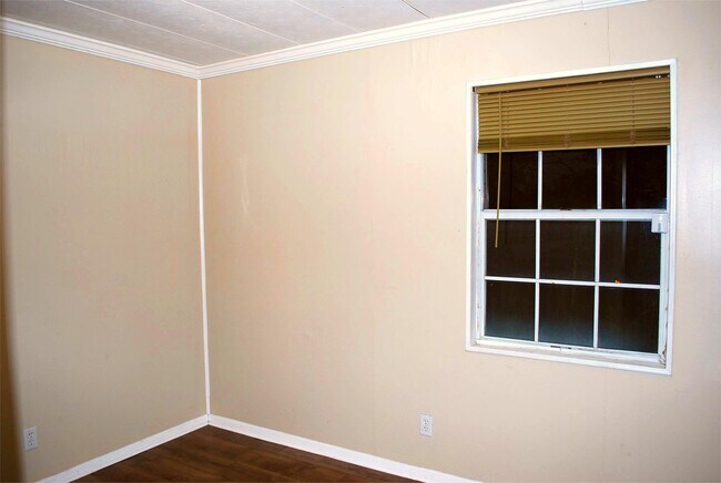 Building Photo - 3105 Pineview Dr SW