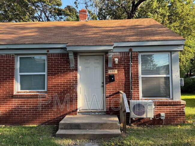 Primary Photo - 638 S Hydraulic Ave