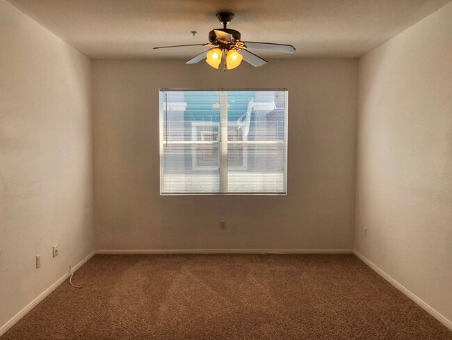 Building Photo - Spacious 2Bed/2Bath 2nd Floor Condo located in The Reagent at Town Center !