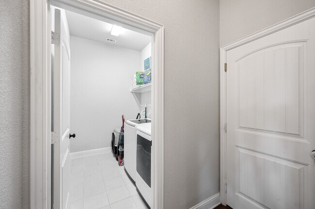 Building Photo - 1074 Waverly Dr