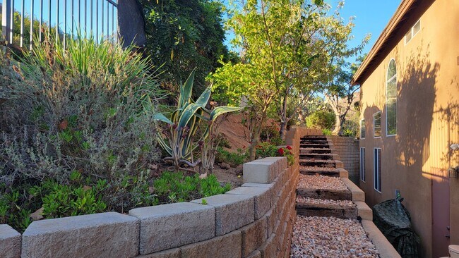 Building Photo - 8990 Courtyard View Dr