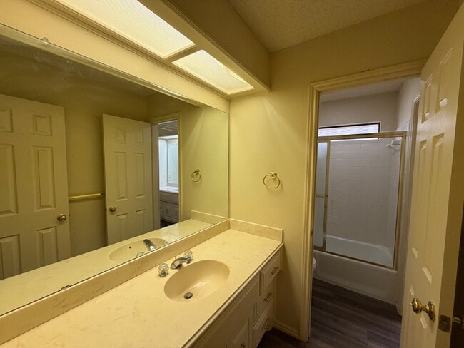 Building Photo - Beautiful 3-Bedroom Home in Quiet Neighborhood!