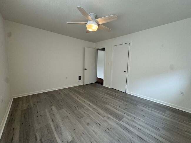 Building Photo - 3 bedroom house with a guest house