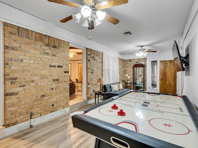 Building Photo - 4002 Thistledown Dr