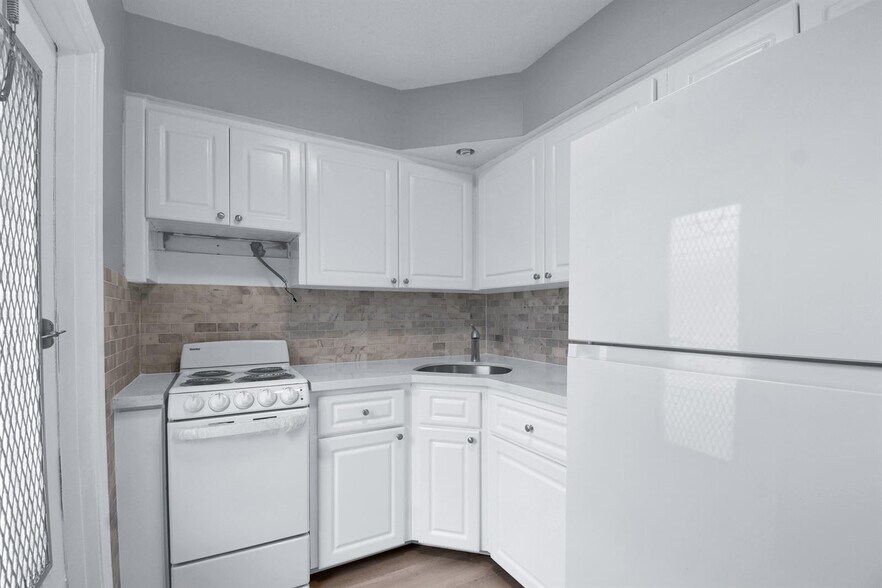 Building Photo - 4751 NE 21st Ter