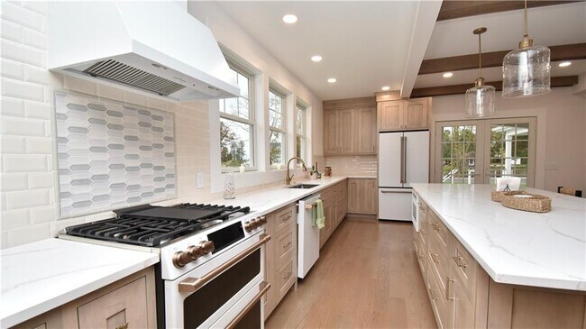 Building Photo - 5 Phil's Path