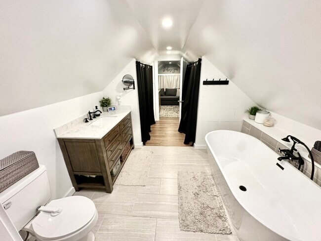second bath with his and her closets - 135 E Wayne Ter