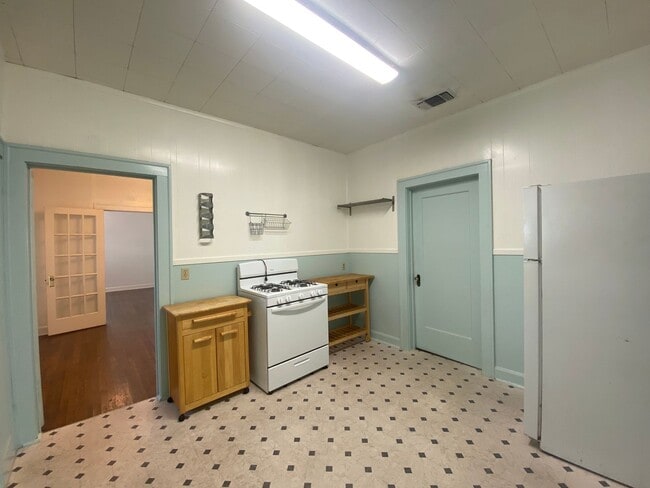 Building Photo - Prelease for August!  Close to Campus!  2800 Dancy.